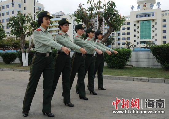 图为海南海警二支队女兵正在训练.