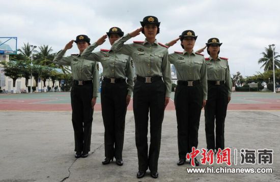 图为海南海警二支队女兵正在训练.