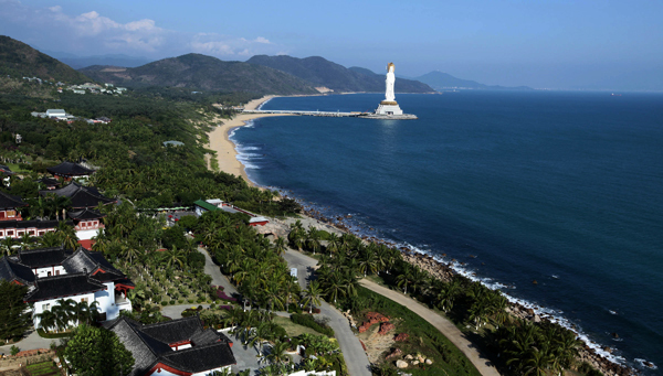 青岛崂山居然之家别墅式旅馆位于青岛市崂山风景区流清河海水浴场对面,是通往全国5A级景区崂山南线旅游的必经之地。属于景区内别墅式旅馆。 面朝大海,背依崂山,风景优美,空气清新。坐在室内便可欣赏海景,与沙滩只有一路之隔。无论你去崂山玩耍还是聆听大海的声音这里都是最近的距离。 目前我们可以提供标准间,大床房,家庭式套间(3人、4人、5人),也有可以容纳18-30人的团队间。共25间房同时容纳50人次左右。室内配备空调,热水器,电视,无线WIFI网络,自动麻将机供娱乐。 自家厨房可以为您加工海鲜,如果您公司或团