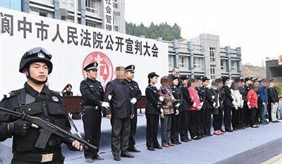 3月16日,四川阆中法院举行公开宣判大会,对8名违法讨薪农民工进行集中