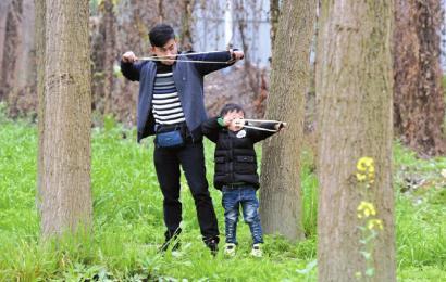 200弹弓高手成都比武 独臂侠嘴叼弹弓射击(图