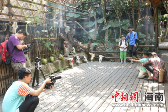 猎人向小朋友传授弓弩射击技巧