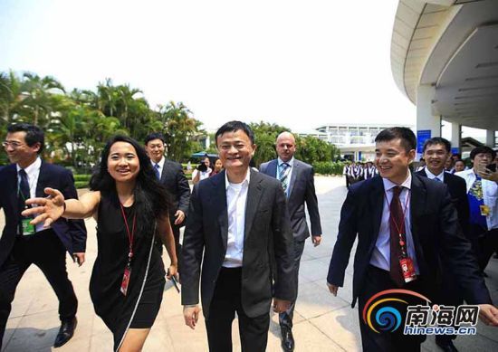 马云博鳌首秀出意外 马不停蹄跑掉鞋