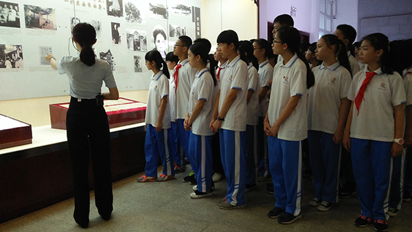 清明祭英烈 华侨中学学生走进李硕勋烈士纪念