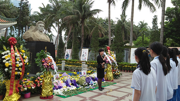 清明祭英烈 华侨中学学生走进李硕勋烈士纪念