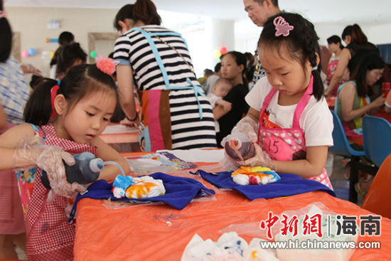 传承非遗文化 海口百名亲子古老工艺扎染创意