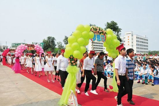 定安南中学举行成人礼 200多名学子郑重宣誓