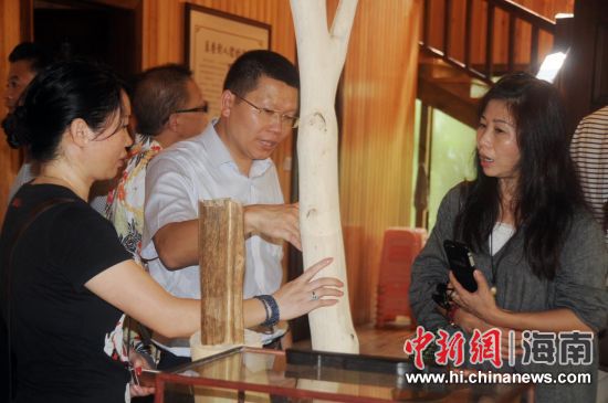 海南40余名作家诗人海口品香论诗 传承沉香文