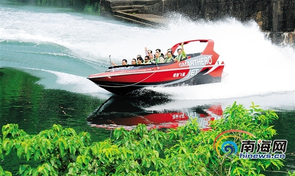 万泉河一景区引进新西兰喷射飞艇 受游客欢迎