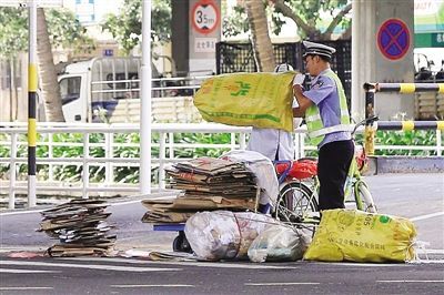 近日,一张"海口交警帮助拾荒老人整理散落废品"的照片在微信朋友圈