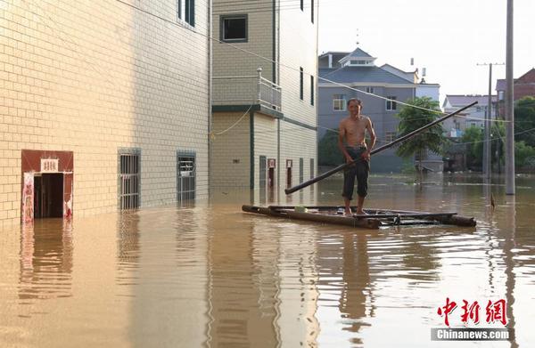 江西鄱阳县溃堤洪水围村 村民乘木桶自救