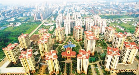 近年来,澄迈县不断加大招商引资力度,主动对接国家一带一路战略,经济社会发展迅猛,已连续六年生产总值(GDP)增速在全省蝉联第一。作为澄迈经济发展重要引擎的老城经济开发区,凭借得天独厚的区位、产业和政策等优势,经济发展实现连续跨越,综合实力显著增强。十二五末(2015年)全区企业总产值达到645.