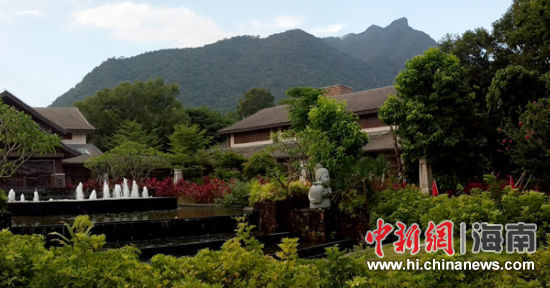 中新网海南7月24日电(记者尹海明)不到五指山,不算到海南!拥有丰富的旅游资源的五指山市,一直是游客到海南后向往的旅游目的地。记者23日从在五指山亚泰雨林酒店举行的五指山市及亚泰集团全域旅游推介会上了解到,以建设热带雨林养生度假旅游城市为目标的五指山市,将携手域内企业努力推进全域旅游发展。 亚泰集团是国内知名的大企业,在海口、三亚、五指山三大热点旅游区域实现成功布局。亚泰集团商业投资有限公司副总经理、五指山亚泰雨林酒店总经理吴杰表示,亚泰集团将正式启动自己的全域旅游战略,凭借自身旅行