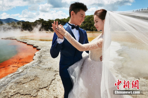 婚纱讲究_动漫婚纱情侣头像(3)
