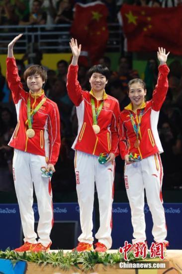 中国乒球女团勇夺冠军 女排5盘大战力挫巴西(