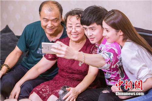 金希澈李菲儿百米高空秀恩爱 颖儿见付辛博家长