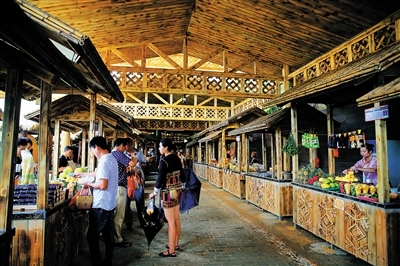 保亭景区为农民免费提供摊位卖水果和特色产品