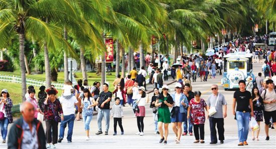 同比增长50%。图为1月1日游客在三亚南山景