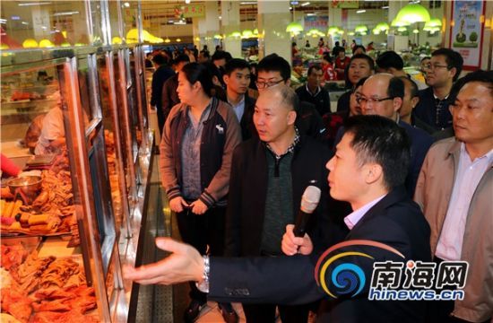 1月13日下午,陵水黎族自治县县委副书记、政法委书记张纳军率领陵水相关领导和陵水双创工作指挥部各小组代表到海口市开展双创工作学习考察。海口市委宣传部副部长吴清德等会见并陪同考察团一行参观考察。 13日晚,考察团一行来到了海口市秀英区各大主干道,考察学习秀英区双创夜巡工作。据介绍,秀英区率先在海口市制定实施区领导夜巡制度,由区三套班子领导分别组成7个夜巡组,每晚一组轮班,深入全区街巷巡查门前三包、市容环境卫生、病媒生物防制以及挂点领导、包点单位、镇街、村居工作人员开展双创工作情况。