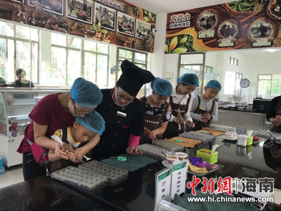 游客正在体验手工巧克力DIY