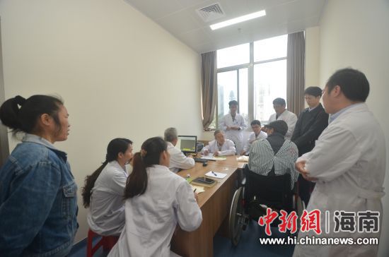 北京中医名家冯世纶教授来海医二附院为患者坐