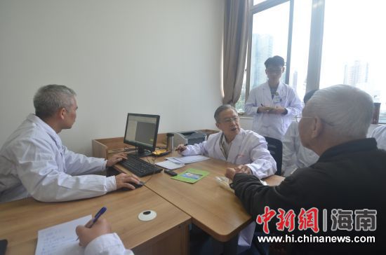 北京中医名家冯世纶教授来海医二附院为患者坐