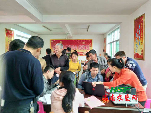 在农场工作的工人是农业人口_农场图片卡通