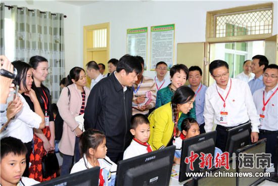国家教育部调研组到陵水调研教育信息化建设
