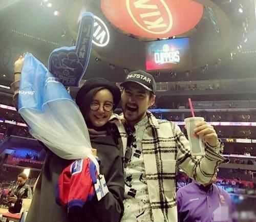 袁弘夫妇美国看球赛 张歆艺衣服宽大还说想生