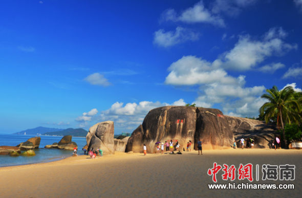 中新网海南3月8日电(严雪义)记者今天从三亚天涯海角景区获悉,3月7日,在海南省模范劳动关系和谐企业先进表彰暨经验交流会上, 天涯海角公司控股的三亚天岭海上旅游服务有限公司荣获海南省模范劳动关系和谐企业称号。这是天涯海角游览区创新景区+社区+居民模式,与景区周边社区、村民共同发展获得的新成果。 三亚天岭海上旅游服务有限公司是天涯海角公司与当地的马岭社区居委会于2014年6月合作成立的合资公司,其中天涯海角公司占股51%,马岭社区居委会占股49%居委会所持股权由马岭社区1038户居民自愿按照