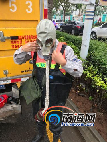吴淑群戴上防毒面具准备下井.