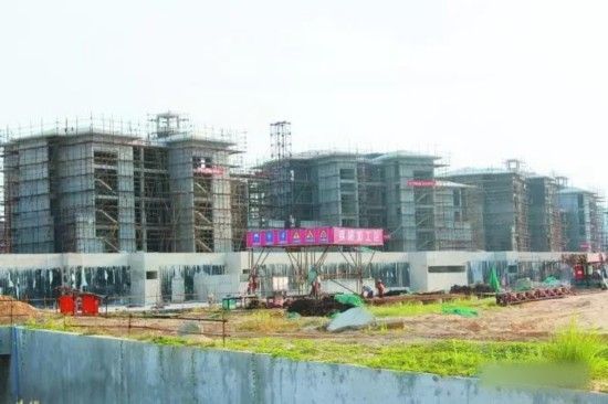 原标题:省固定资产投资督查组赴万宁督查重点项目建设情况 周高明陪同督查 为加快万宁市固定投资增长,推动全市固定资产投资工作稳步发展,4月17日至19日,省审计厅厅长张震华率省固定资产投资督查组一行到万宁,督查万宁市太阳河综合整治工程、兴隆咖啡文化产业项目、美亚航空国际通航中心项目、龙滚侨乡小镇项目以及万宁槟榔生产休闲体验融合发展等重点项目。市委副书记、市长周高明陪同督查并参加座谈会,副市长王如龙参加座谈会。 4月17日下午,省固定资产投资督查组先后到万宁市太阳河综合整治工程、兴隆污水处理厂、太