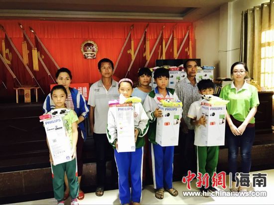 中新网海南新闻6月2日电(刘函希)在六一儿童节当天,新光海航人寿参加了由海南省保险行业协会组织的情暖六一扶贫关爱活动。6月1日早8点,新光海航人寿志愿者从海口出发,经四个小时车程到白沙县南开乡牙佬村贫困户家庭开展帮扶捐赠活动。 新光海航人寿针对牙佬村贫困户家庭12名幼儿、25名小学生、2名初中生,捐赠了百余本图书及20多个毛绒玩具。看着小朋友拿着图书开心满足的笑脸,对知识的渴望,让我们更加坚定信念,将公益事业一直做下去,志愿者表示。 此次活动使牙佬村的村民们感受到了来自保险行业的关怀与温