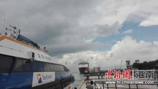 三亚海上巴士首次成功接驳大型豪华邮轮