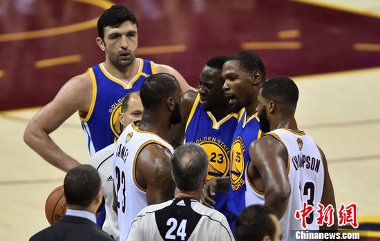 欧文40分詹姆斯三双7人技犯 骑士击退勇士比分