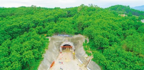 海南万洋高速首座隧道贯通