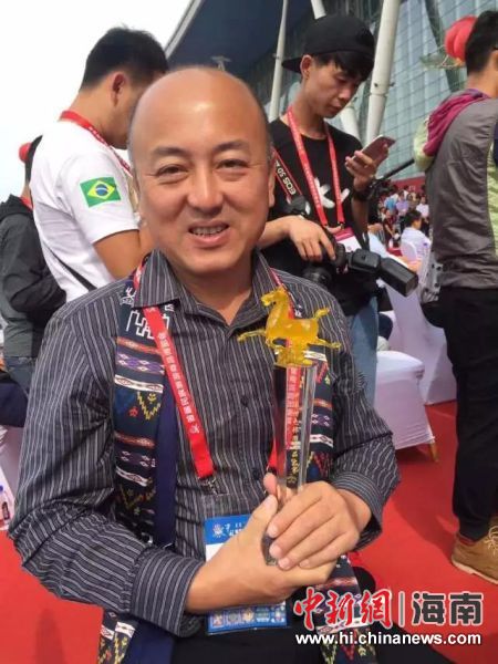 香岛集团CEO沈汝青手持金奖奖杯
