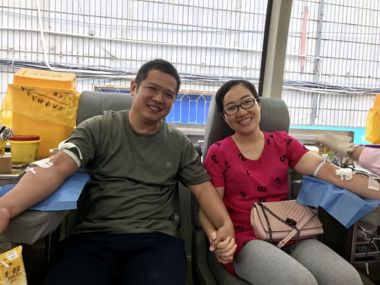 图为海南省第三人民医院职工与其爱人一同参加献血活动。