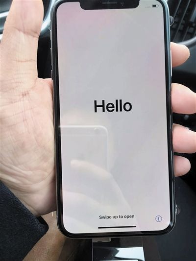 iphone x的外包装 和手机实物. 本报记者 平索茜 摄