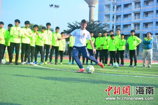 学校保安是足球员吗,学校保安是足球员吗