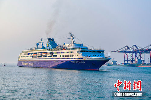 图为钻石国际邮轮“辉煌号”缓缓驶入海口港。中新社记者 骆云飞 摄