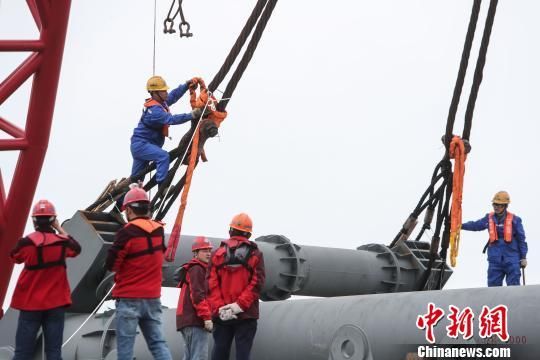     图为工人绑扎钢丝绳。　洪坚鹏　摄