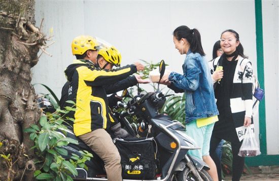 点外卖成大学生解决三餐方式 校园禁外卖合理