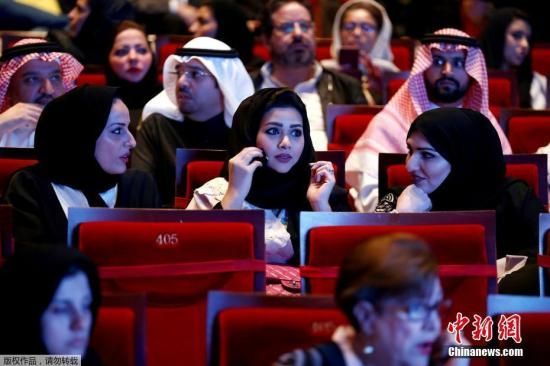 沙特体育场首次迎来女性观众 观看足球比赛(图
