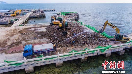 三亚洲际度假酒店海上餐厅项目栈桥平台以上主体建筑17栋已全部拆除，未来将拆除海中栈道。　骆云飞 摄