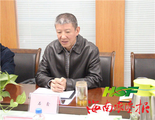 图为总裁石鑫作对照检查,并对班子其他成员提出批评意见.
