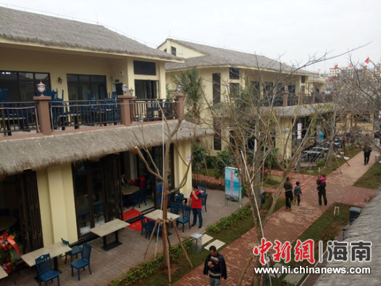 中新网海南新闻2月8日电 (记者尹海明)11栋小别墅,44家海鲜餐厅,园林式的环境氛围,不留死角的全方位监控2月8日,海鲜广场升级版三亚凤凰海鲜广场正式开门营业。该海鲜广场不仅突出高端、平价、园林式的特点,还承诺海鲜餐厅欺客宰客立即清出广场,靠打诚信牌赢得顾客。 2月8日上午,记者在位于天涯区海坡村的三亚凤凰海鲜广场现场看到,11栋高档小别墅整齐排列,每栋别墅周围都种植了树木和草坪。每栋小别墅分东南西北四家海鲜加工餐厅,每家餐厅有两层。走进海鲜餐厅一楼,这里有卫生间、厨房、洗菜间,二楼有