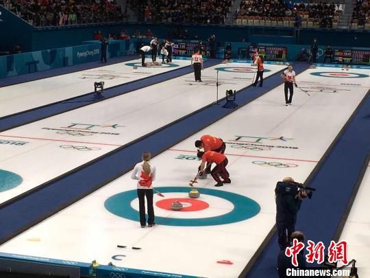 中国队巴德鑫/王芮在比赛中。　卢岩　摄