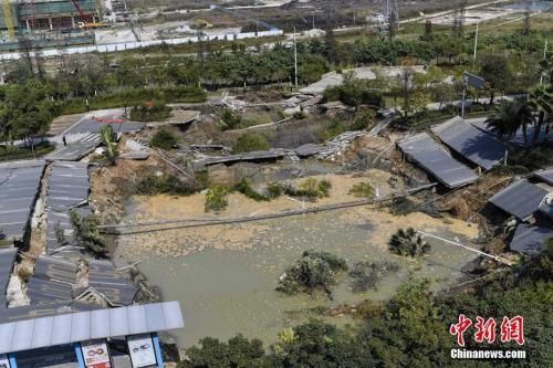 坍塌的地面积水严重。中新社记者 陈骥�F 摄