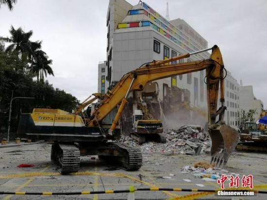 2月9日，在地震中倾倒严重的统帅大饭店开始破拆。。中新社记者 肖开霖 摄 